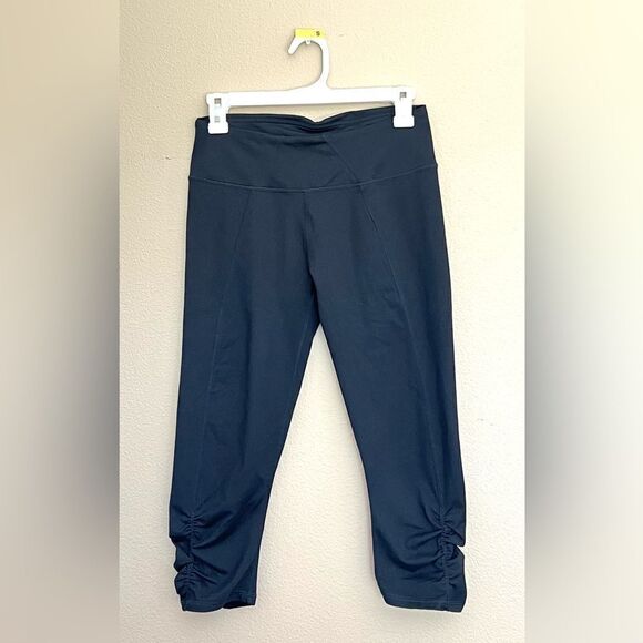 Fabletics  Crop  Leggings - Picture 1 of 8